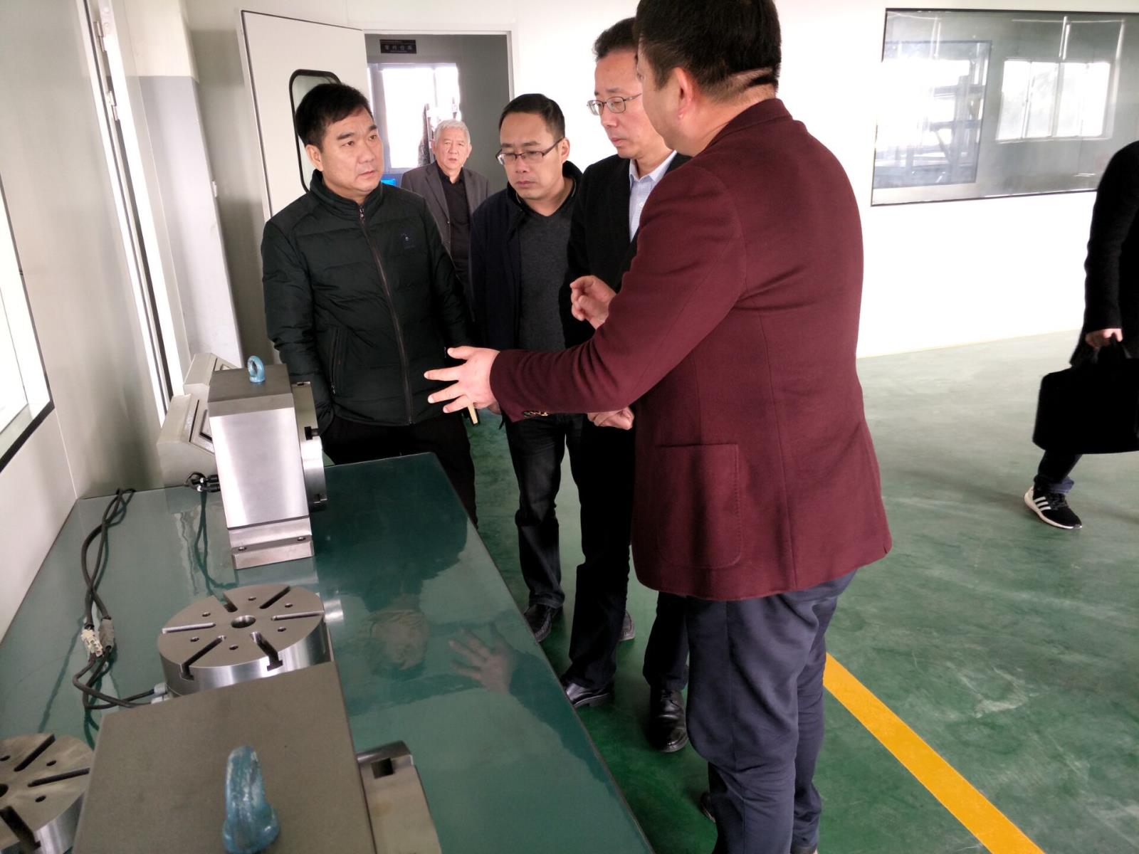 李正良總經(jīng)理向林建敏副市長介紹數(shù)控轉臺樣機.jpg